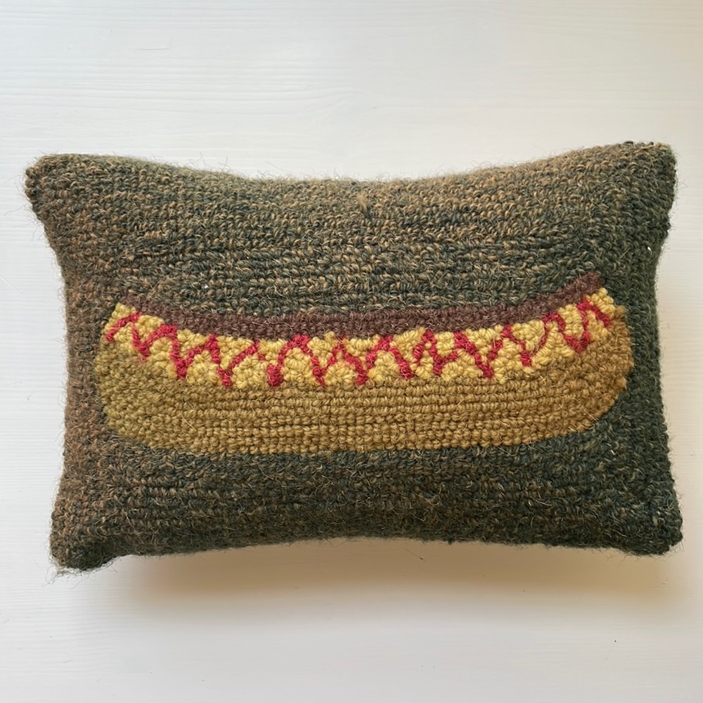Small canoe pillow. Dimensions: 12“ x 7 1/2“.